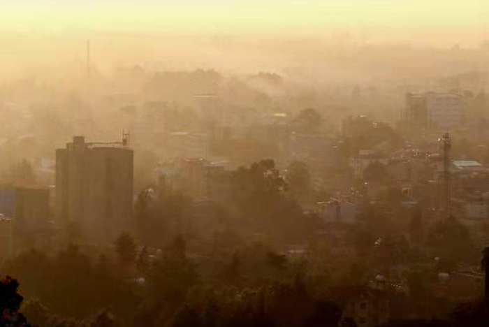 朝阳雾霭中的高原首都——亚的斯亚贝巴.jpg