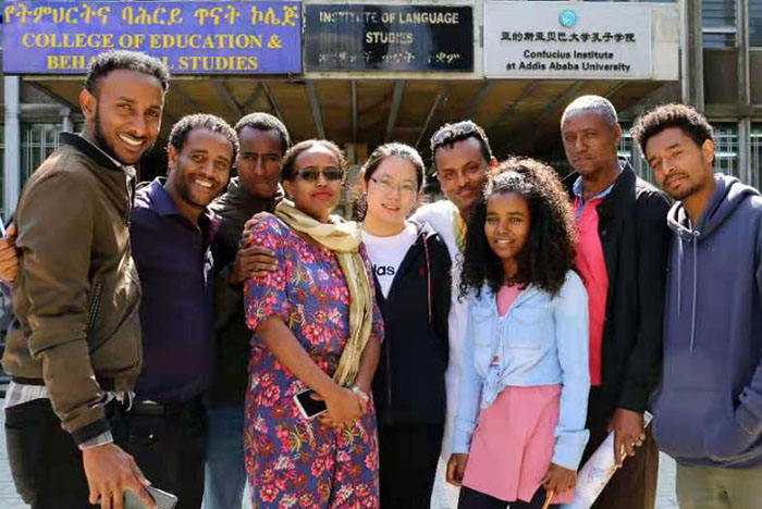 埃塞俄比亚孔子学院弓耀楠老师（中）和她的学生.jpg