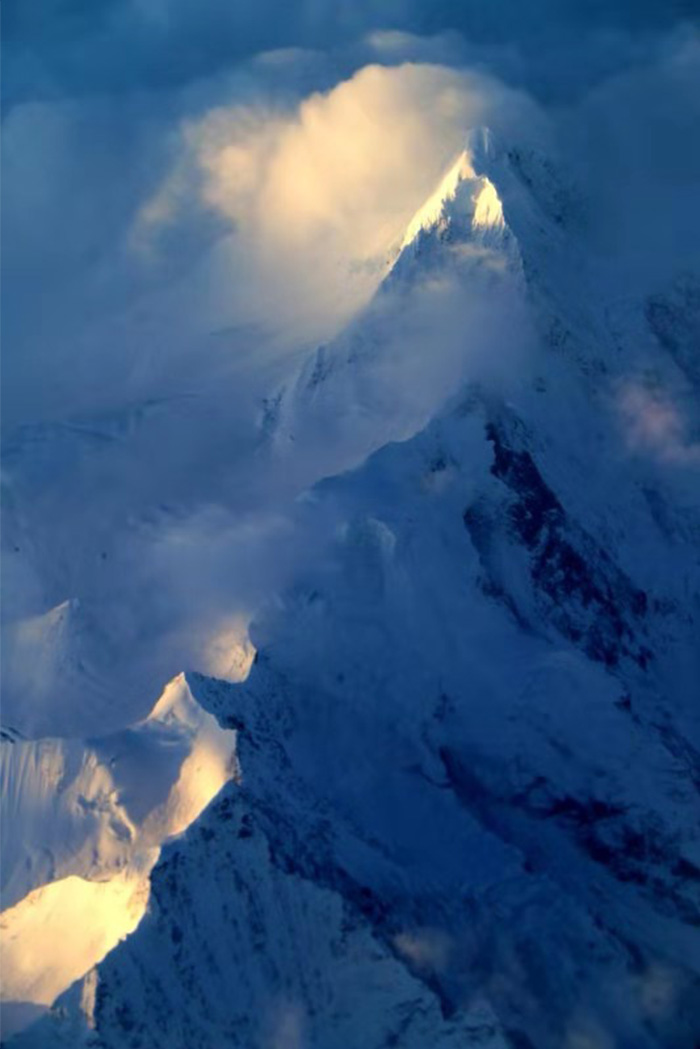 喜马拉雅山脉，横亘千里，纯净万年.jpg