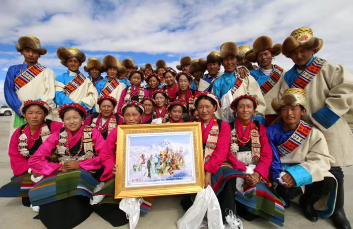 藏族民众簇拥着《五洲关公图》.jpg