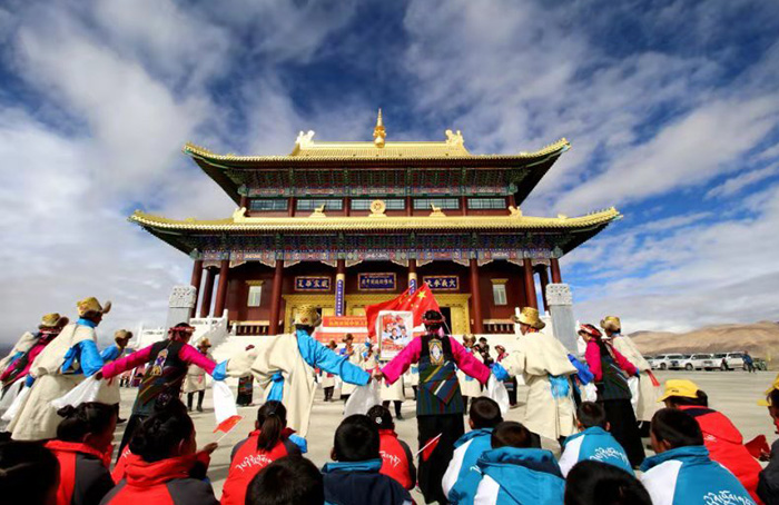 藏族民众在珠穆朗玛关帝庙爱国主义教育基地表演歌舞《我和我的祖国》.jpg