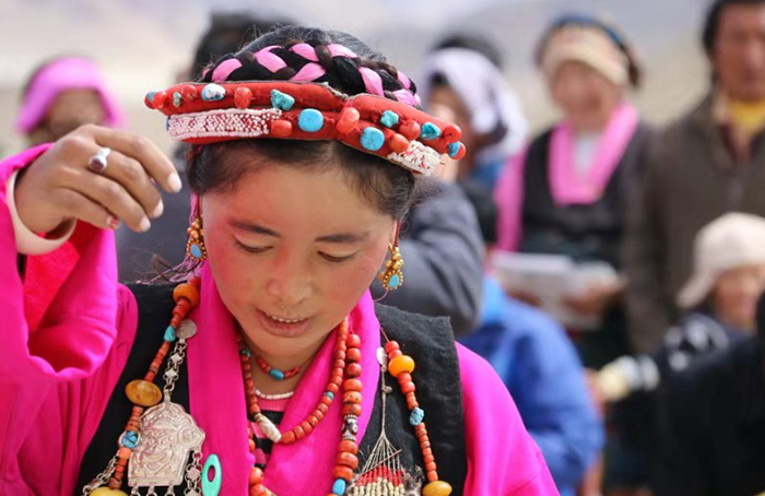 表演歌舞的藏族姑娘.jpg