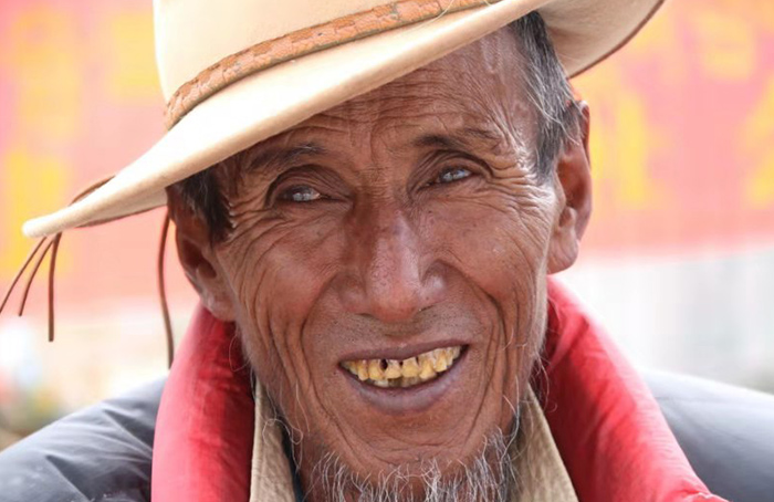 这位藏族大叔，满脸洋溢着幸福慈爱.jpg