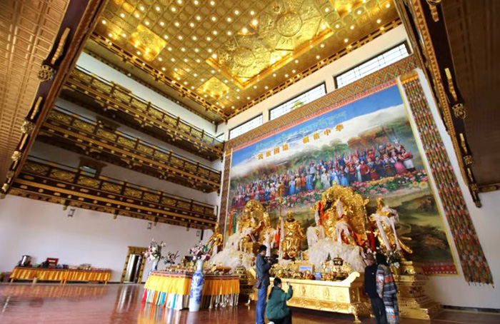 珠穆朗玛关帝金殿供奉着中华武圣关公、藏族英雄格萨尔王.jpg